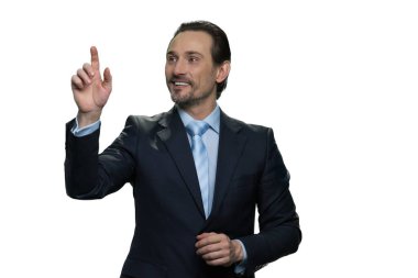 Olgun iş adamı beyaz arkaplanda sanal ekran kullanıyor.