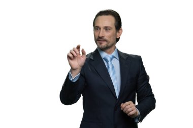 Orta yaşlı iş adamı beyaz arka planda sanal ekran kullanıyor.