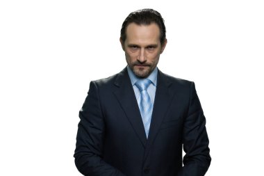 Zengin, iyi giyimli iş adamı.