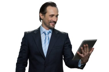 Gülümseyen orta yaşlı erkek dijital tablet kullanıyor.