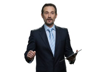 Elinde tablet tutan düşünceli orta yaşlı bir adam..