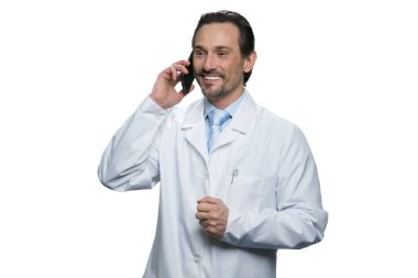 Gülümseyen doktor telefonda konuşuyor..