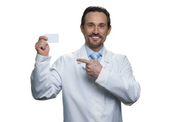 Yakışıklı, olgun bir doktor kartı işaret ediyor..