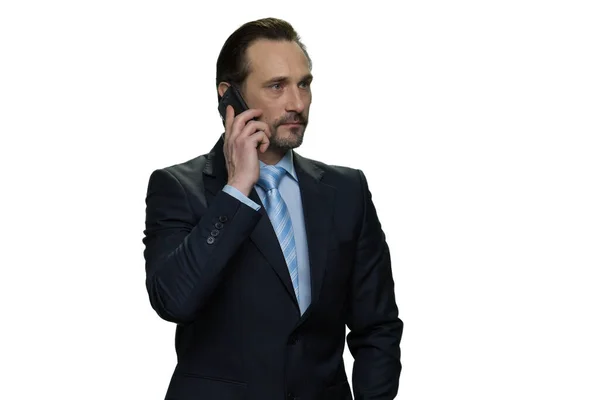 Seriös mogen affärsman ringer med mobiltelefon. — Stockfoto