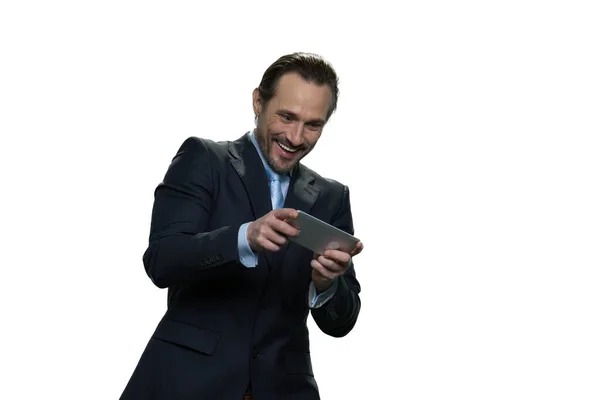 Πορτρέτο του χαμογελαστού επιχειρηματία χρησιμοποιώντας smartphone απομονωμένο σε λευκό φόντο. — Φωτογραφία Αρχείου