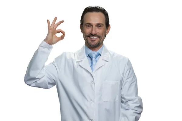 Vidám orvos mutatja rendben gesztus. — Stock Fotó