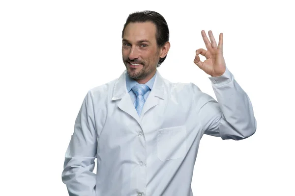 Médico maduro sonriente con una túnica blanca . — Foto de Stock