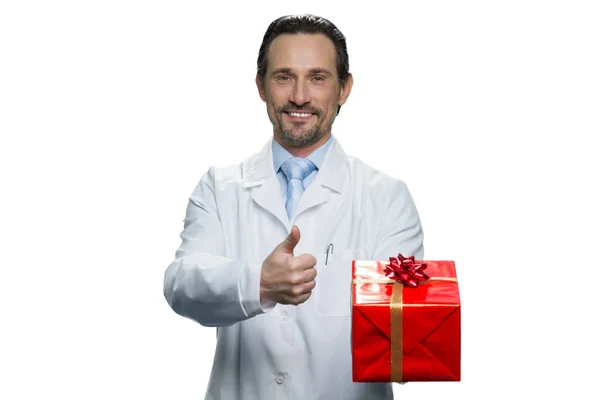 Retrato del médico americano sosteniendo un regalo . — Foto de Stock