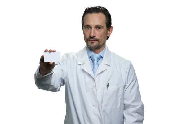 Retrato del médico americano inteligente mostrando una tarjeta . — Foto de Stock