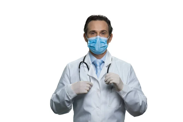 Портрет врача средних лет в маске респиратора. — стоковое фото