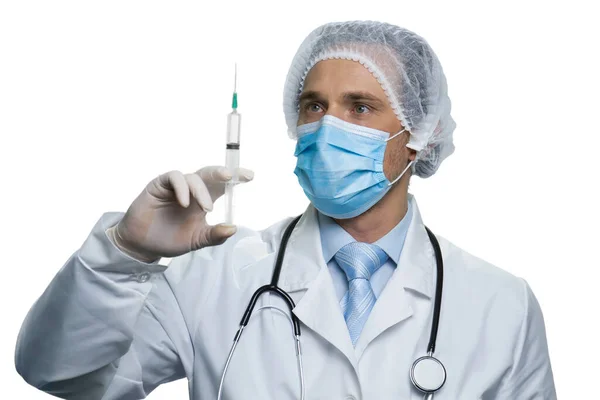 Professionell läkare som tittar på sprutan. — Stockfoto