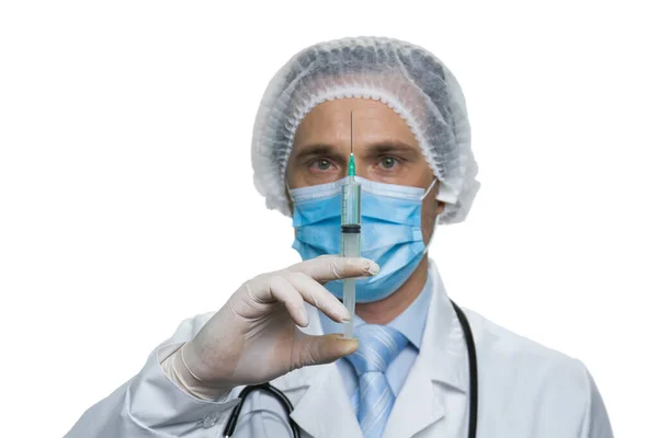 Уверенный доктор в медицинской шляпе держит шприц.. — стоковое фото