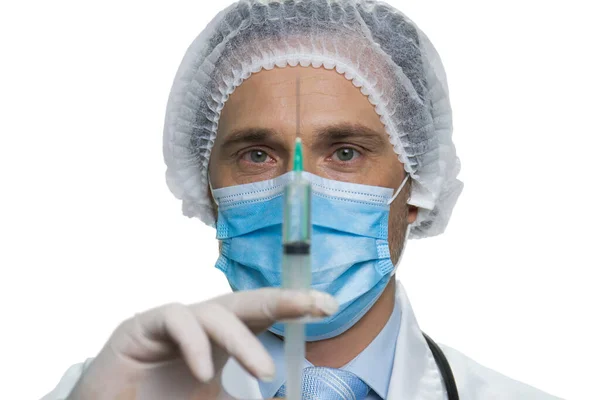 Портрет кавказького зрілого лікаря зі шприцом . — стокове фото