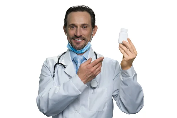 European doctor with stethoscope is showing the medicine. — Stock Photo, Image