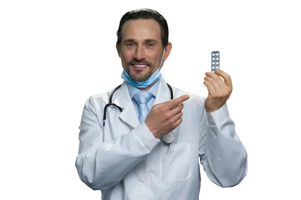 A buborékcsomagolást tartó mosolygó orvos. — Stock Fotó