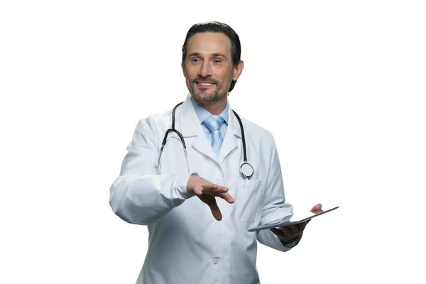 Doktor s tabletou konzultuje pacienty. — Stock fotografie