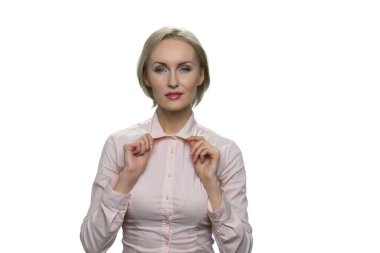 Sarışın, dar gözlü, yakasını beyaz arka planda tutan bir kadın..