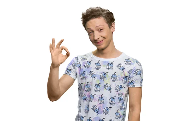 Gesterande amerikansk tonåring i tee-shirt. — Stockfoto