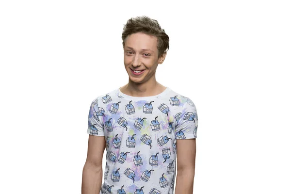 Sonriente adolescente vestido con camiseta con estampado de leche . —  Fotos de Stock