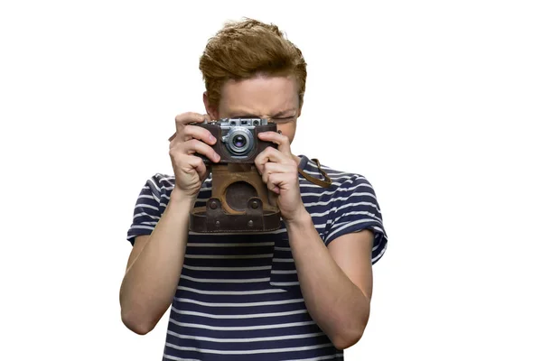 Portret van een jonge man die een foto maakt. — Stockfoto