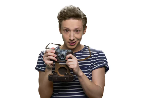 Portret van tiener jongen met vintage retro fotocamera. — Stockfoto