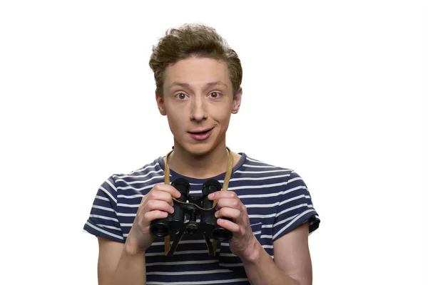Portret van verbaasd tiener guy holding verrekijker. — Stockfoto