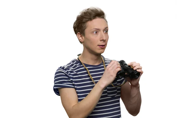 Surprised teenager boy with binoculars. — Stock Photo, Image