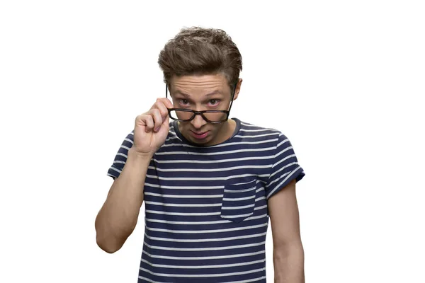 Retrato de chico nerd adolescente desconcertado y sorprendido con gafas . — Foto de Stock