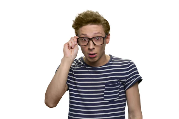 Retrato de adolescente sorprendido lleva gafas . — Foto de Stock