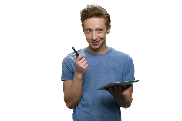 Portrait de jeune adolescent thoughtul gars avec tablette pc et stylo. — Photo