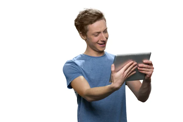 Sonriente chico está sosteniendo la tableta pc . — Foto de Stock