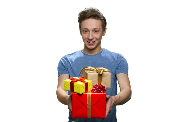 Schöner Teenager Junge hält verpackte Geschenkboxen in der Hand. — Stockfoto