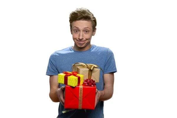 Rolig ung tonåring kille med tre presentförpackningar. — Stockfoto