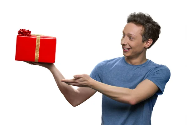 Adolescente chicos presentando rojo caja de regalo . — Foto de Stock