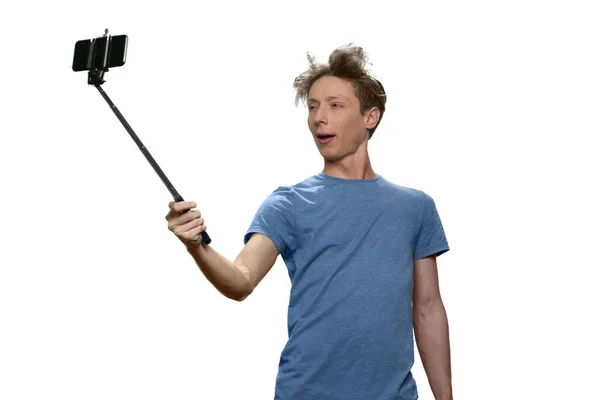 Portret van tiener jongen is het nemen van selfie op zijn smartphone. — Stockfoto