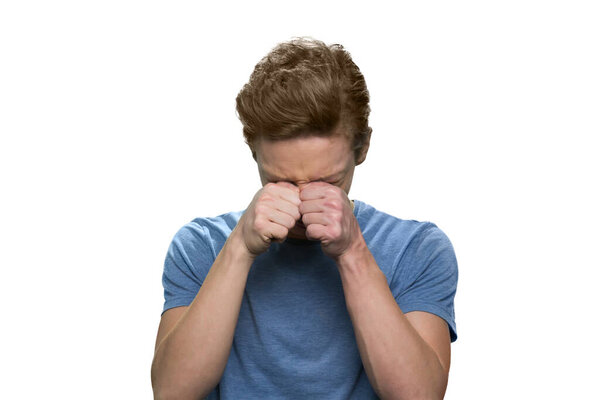 Портрет плачущего подростка.