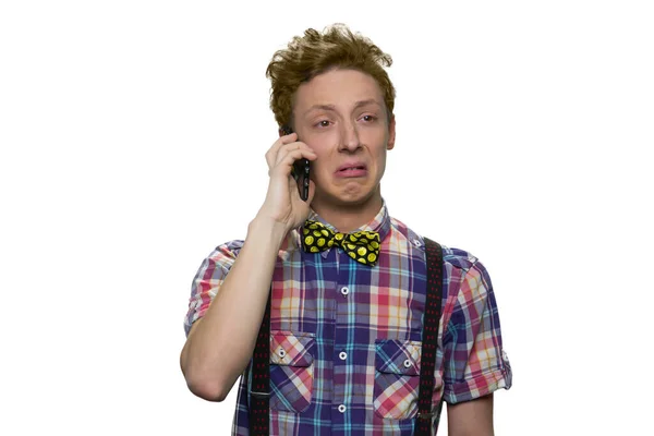 Porträtt av tonårspojken talar i telefon med ansiktsuttryck av avsky. — Stockfoto