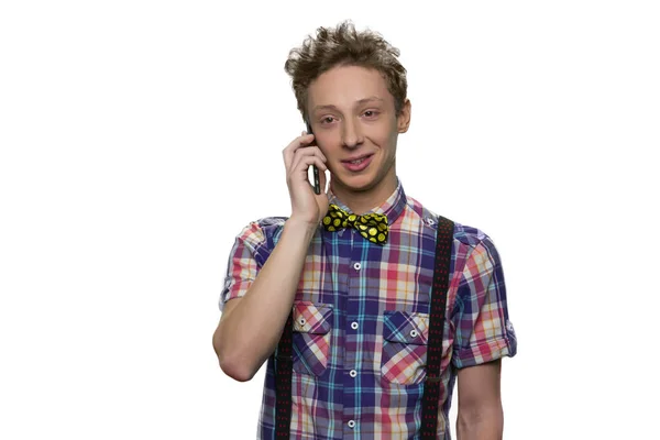 Retrato de adolescente caucásico hablando por teléfono . — Foto de Stock