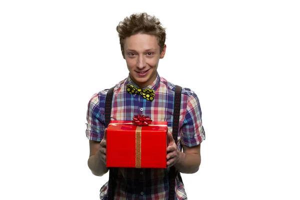Ragazzo adolescente è in possesso di scatola regalo rossa. — Foto Stock
