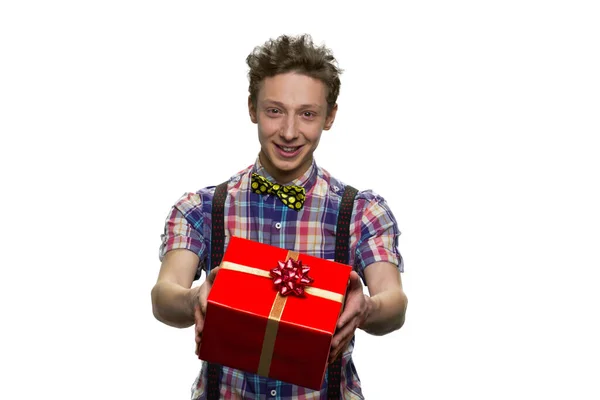 Portret nastolatka daje czerwone pudełko prezentów. — Zdjęcie stockowe