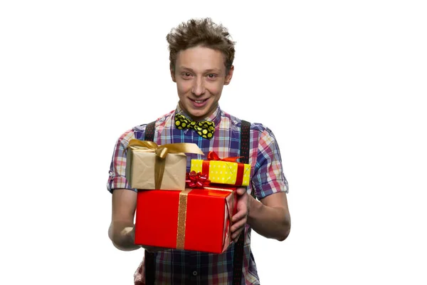 Retrato de menino alegre feliz segurando presentes . — Fotografia de Stock