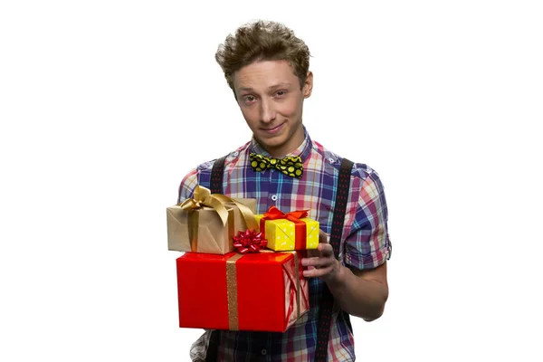 Πορτρέτο του χαριτωμένο έφηβος εκμετάλλευση κουτιά δώρο. — Φωτογραφία Αρχείου