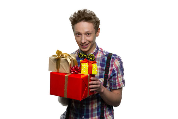 Красивый белый подросток с подарочными коробками.
