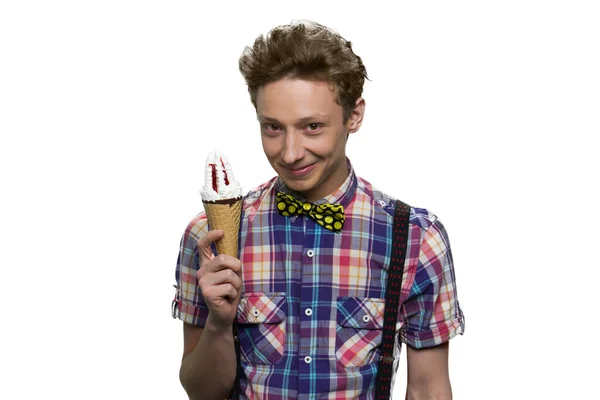 Retrato de adolescente guapo con helado . — Foto de Stock