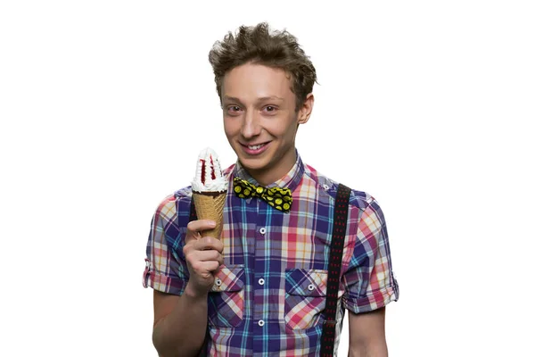 Улыбающийся веселый подросток с мороженым из конуса. — стоковое фото