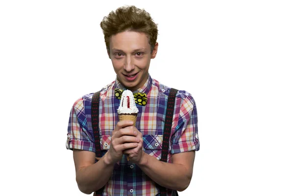 Retrato de adolescente sosteniendo helado con ambas manos . —  Fotos de Stock