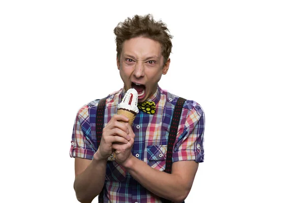 Retrato de un adolescente mordiendo helado de cono . — Foto de Stock
