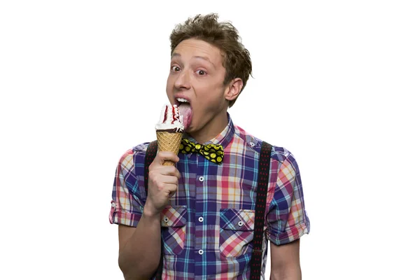 Hanyag tinédzser fiú jégkrémet nyalogat nyitott szájjal.. — Stock Fotó