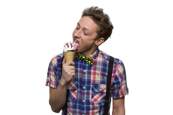 Retrato de meninos adolescentes lambendo sorvete . — Fotografia de Stock