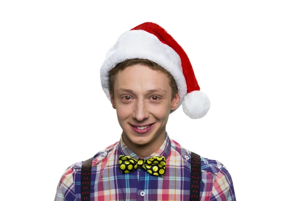 Χαρούμενο χαμογελαστό αγόρι που φοράει χριστουγεννιάτικο καπέλο. — Φωτογραφία Αρχείου